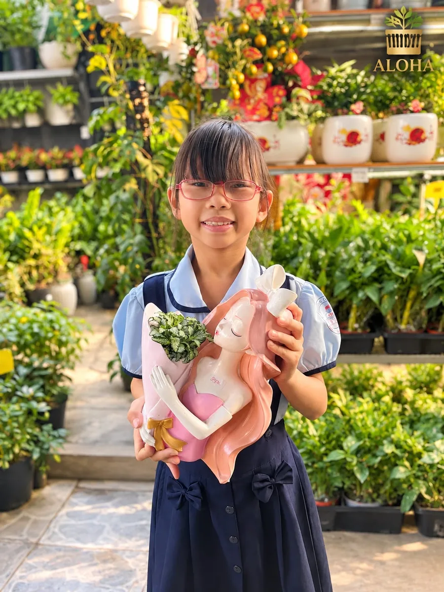 Hai bạn học sinh ghé chọn cây